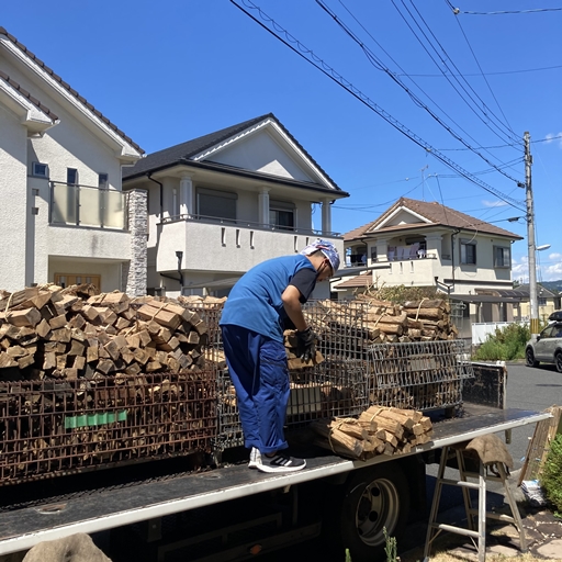 このように薪を降ろします。