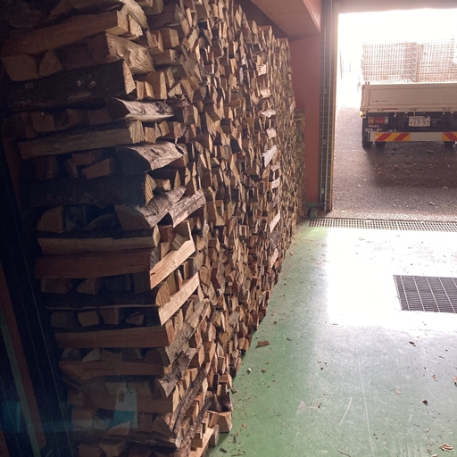 京都薪販売かたぎや|薪の積み方。一番下は壁から距離をとる