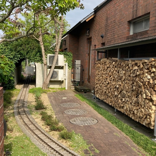 薪棚の前に線路！？